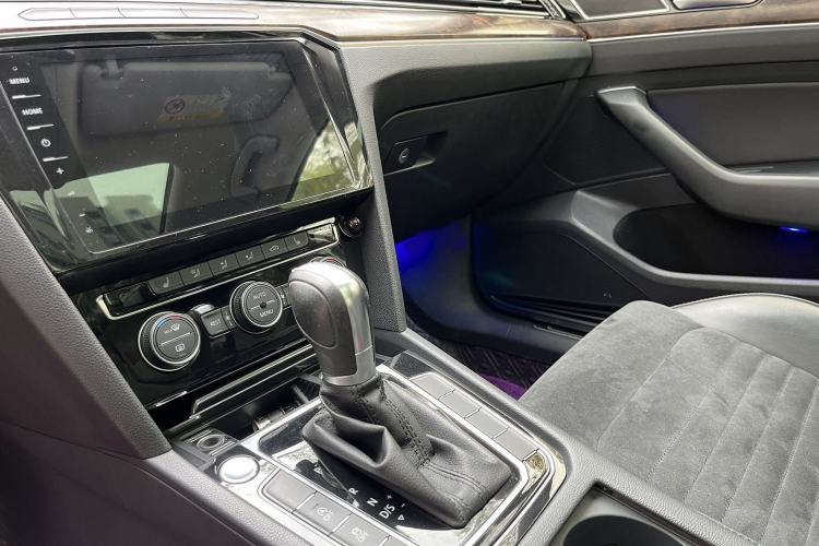 Used Volkswagen Magotan 2017 380TSI DSG Luxury Model Interior 3