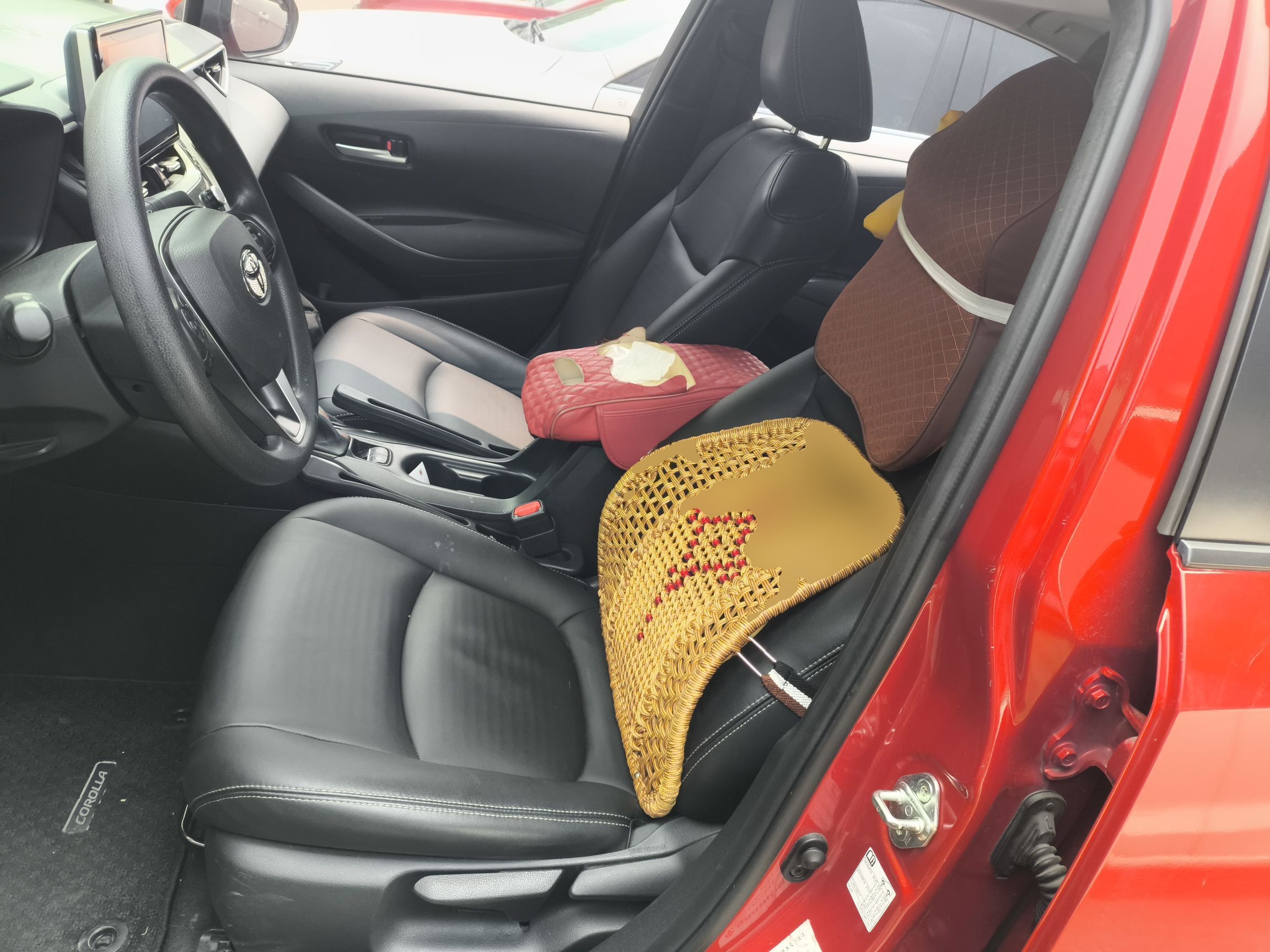 المقاعد الأمامية داخل السيارة