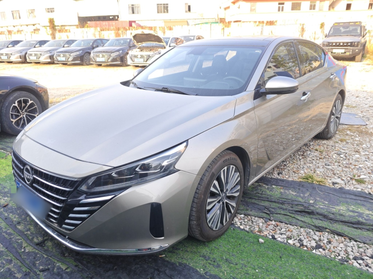 تحت مقدمة السيارة