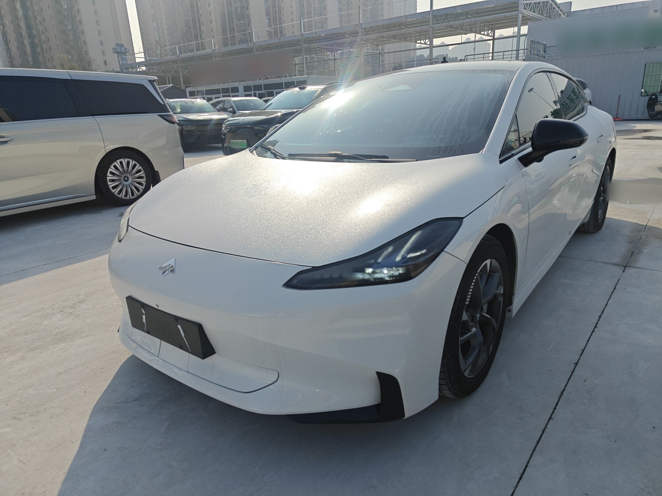 Под передней частью автомобиля