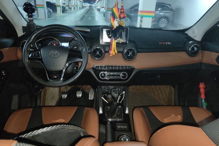 Used BAIC Senova X35 2016 1.5L Manual Luxury Edition Center Console