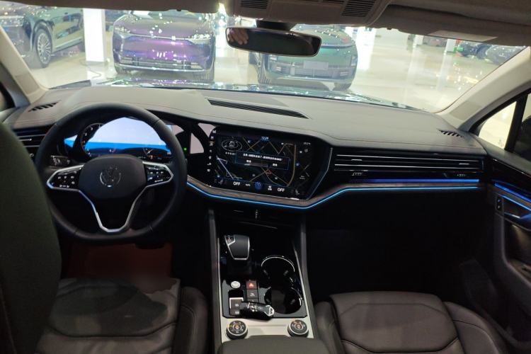 Used Volkswagen Touareg 2022 3.0 TSI Luxury Edition Black Diamond Sport Package Center Console