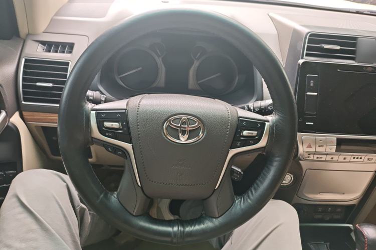 Used Toyota Prado 2018 4.0L VX External Mount Genuine Leather Single Differential Middle East Specification Steering Wheel