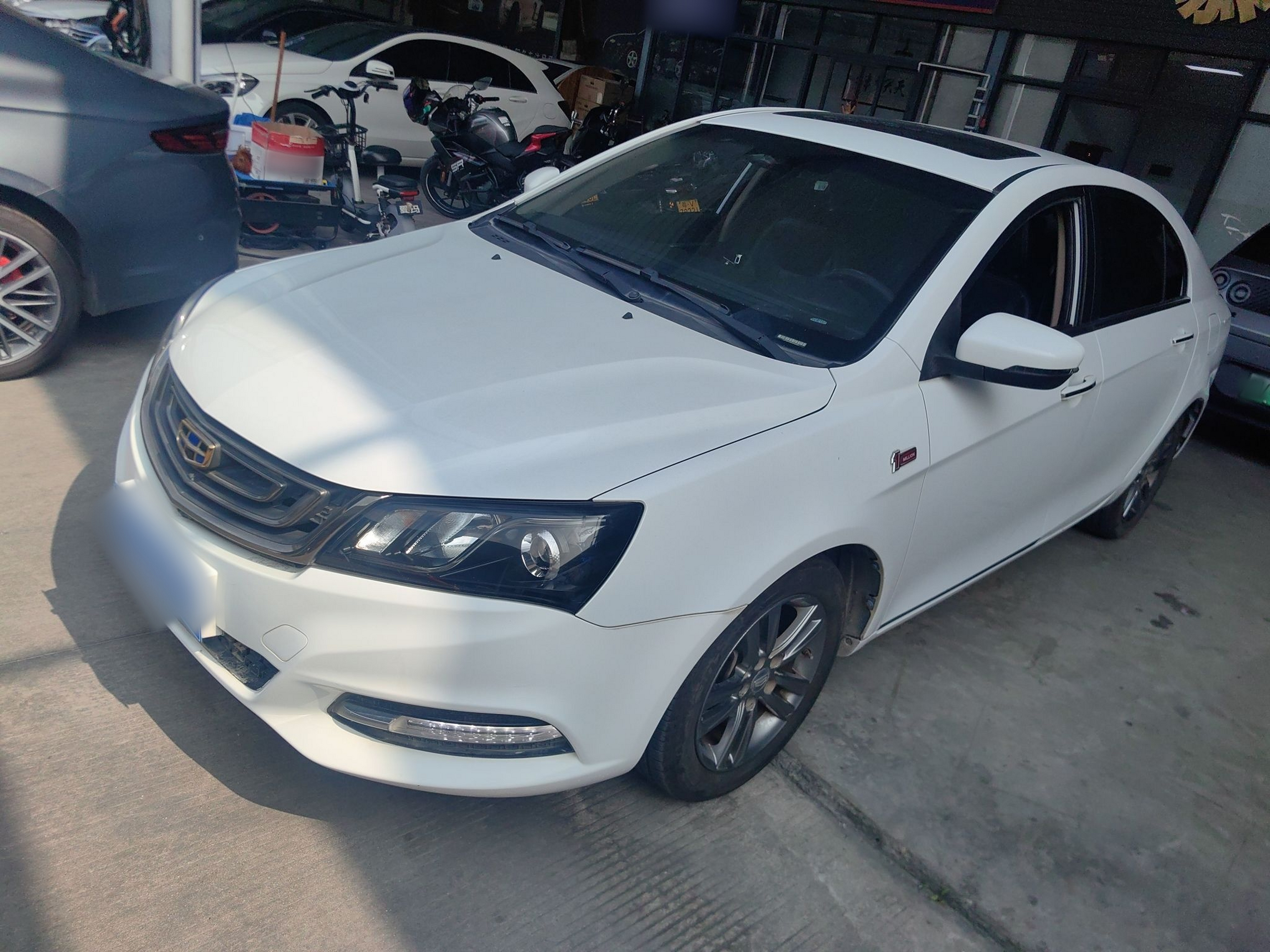 تحت مقدمة السيارة