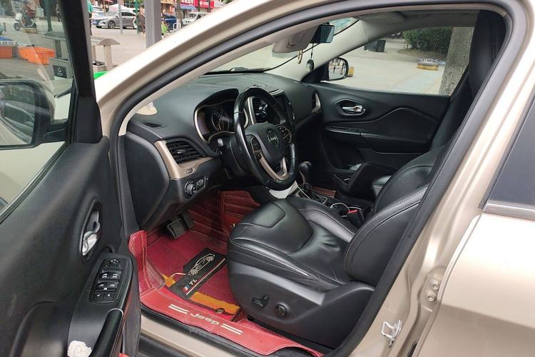 Used Jeep Cherokee 2017 2.0L Superior Edition Driver Seat
