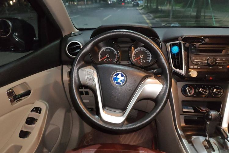 Used Venucia T70 2016 2.0L CVT Smart Choice Edition
