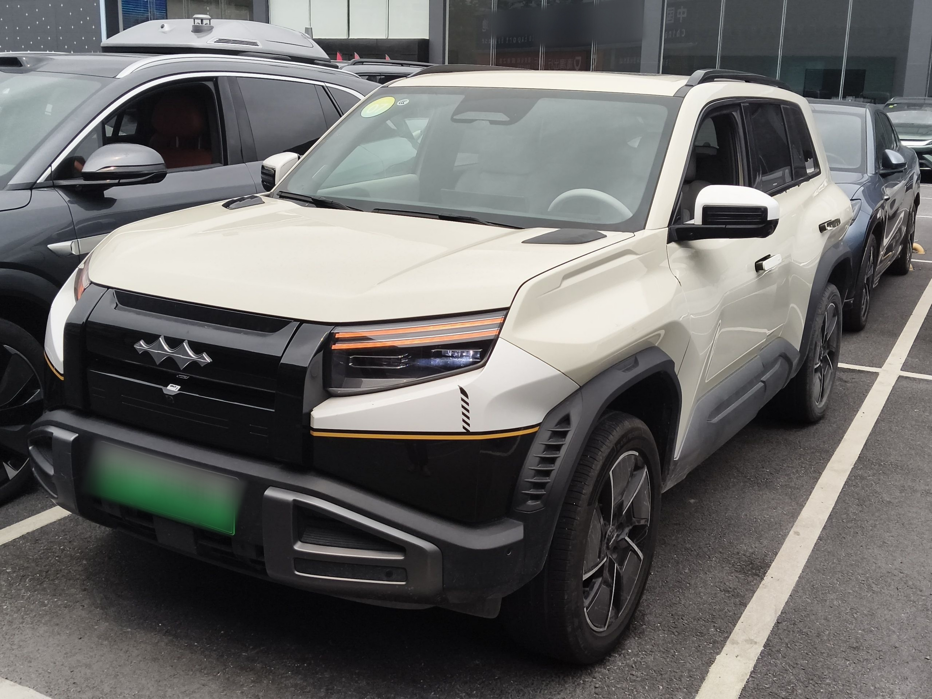 Под передней частью автомобиля