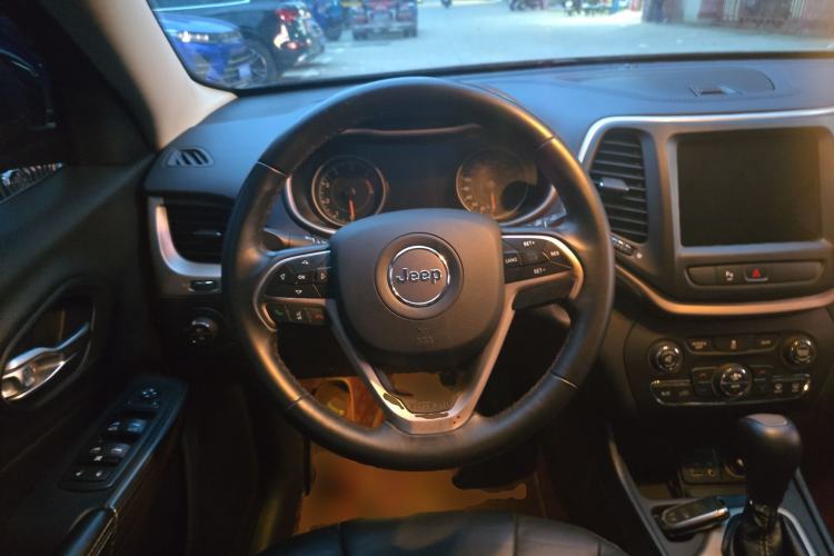 Used Jeep Cherokee 2017 2.0L Superior Edition
