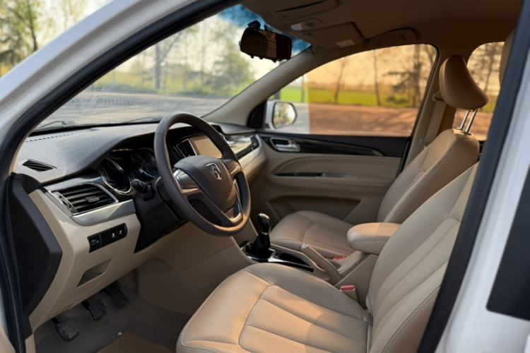 Used Baojun 730 2016 1.5L Manual Comfort Version 7 Seats China V Emission Standard Interior 2