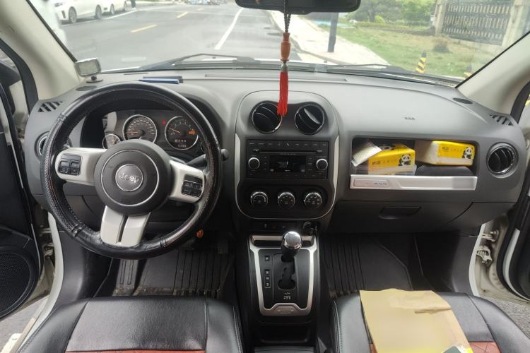 Used Jeep Compass 2014 2.4L Four-Wheel Drive Serpentine Collection Edition Center Console