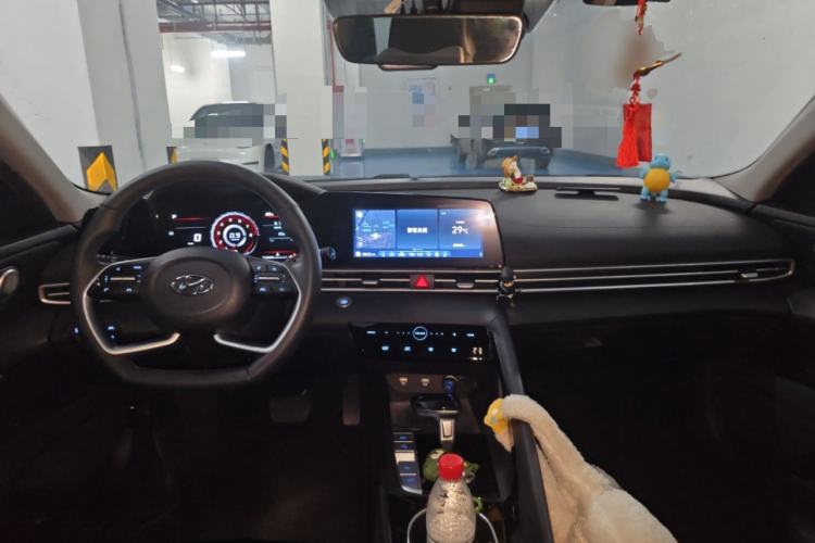 Used Hyundai Elantra 2022 1.5L CVT LUX Prestige Edition Center Console