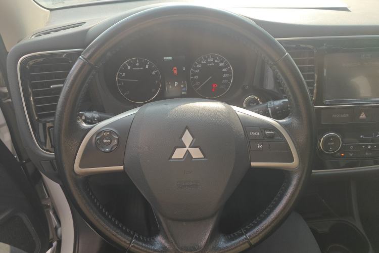 Used Mitsubishi Outlander 2013 2.4L Four-Wheel Drive Luxury Navigation Version 7 Seats
