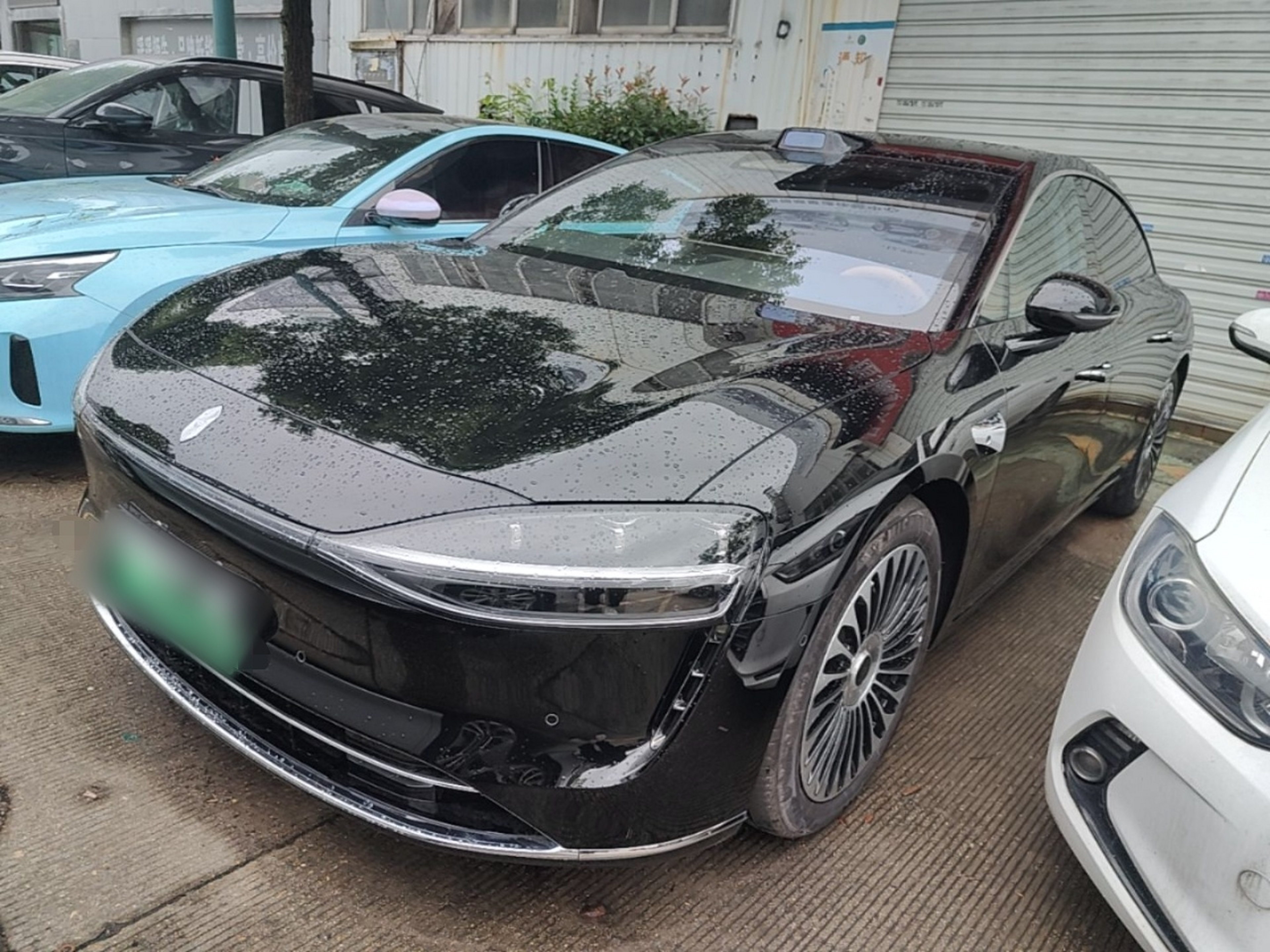 Под передней частью автомобиля