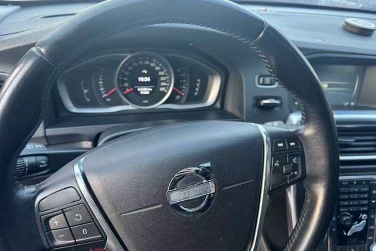 Used Volvo V60 2015 T5 Zhiyi Edition
