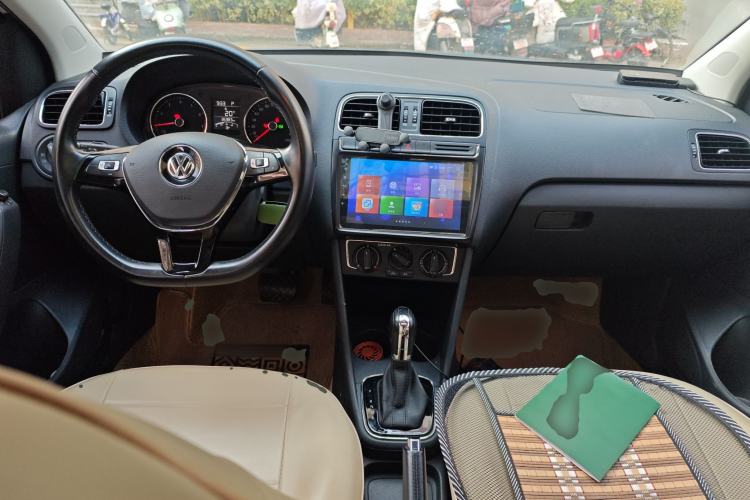 Used Volkswagen Polo 2016 1.6L Automatic Comfort Model Center Console