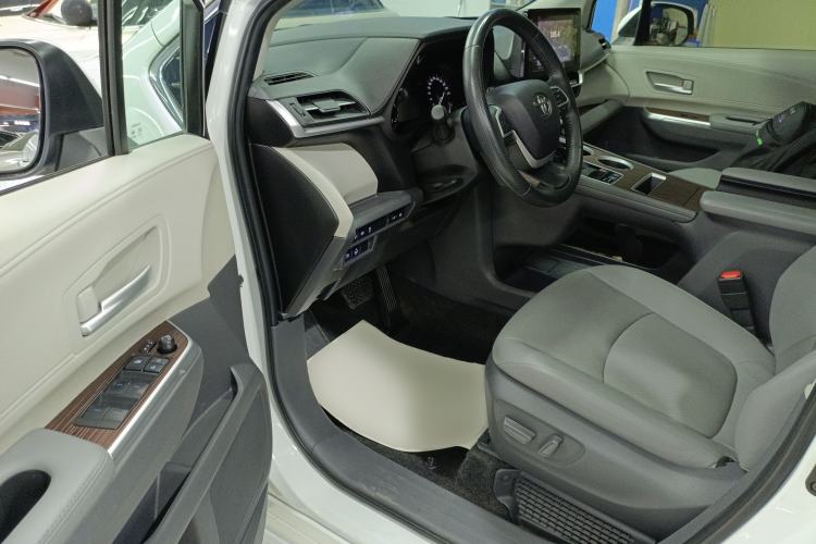 Used Toyota SIENNA 2021 2.5L Hybrid Luxury Edition Driver Seat