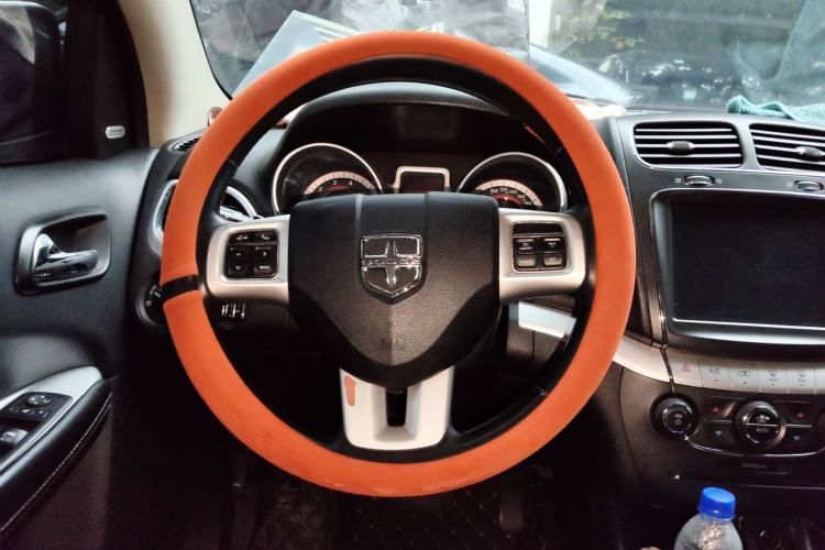 Used Dodge Journey 2013 2.4L Two-Wheel Drive Luxury Version Steering Wheel