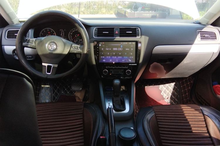 Used Volkswagen Sagitar 2012 1.4TSI Automatic Luxury Edition Center Console