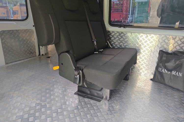 Used JMC Fushun 2025 2.0T 6MT Diesel Short-Wheelbase Low-Roof Commercial Multi-Purpose Passenger Vehicle with 5/6 Seats and Twin-Swing Tailgate Left Rear Seat