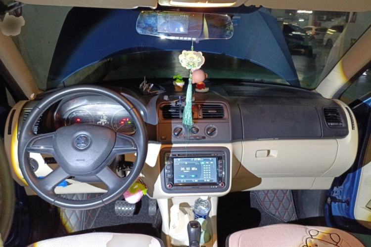 Used Skoda Fabia 2014 1.4L Automatic Crystal Edition Center Console