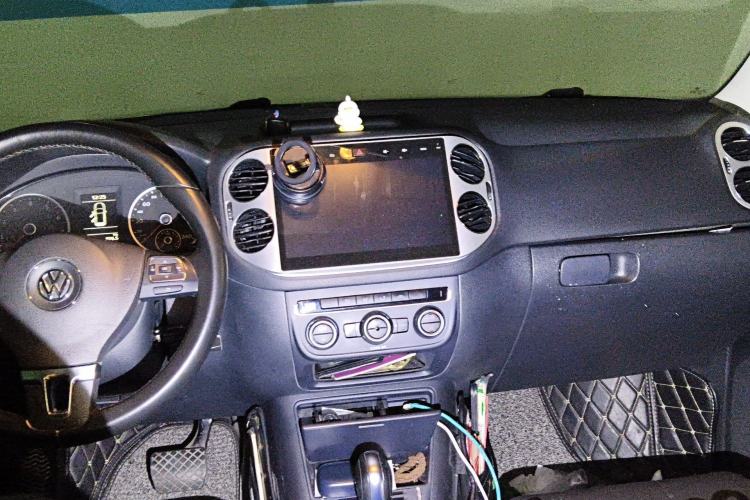 Used Volkswagen Tiguan 2017 300TSI Automatic Two-Wheel Drive Silk Road Comfort Edition Center Console