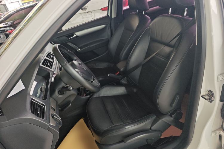 Used Volkswagen Lavida 2013 Revised Version 1.6L Automatic Luxury Edition Left Front Seat