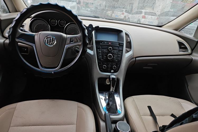 Used Buick GT 2013 GT 1.6L Automatic Fashion Edition Center Console