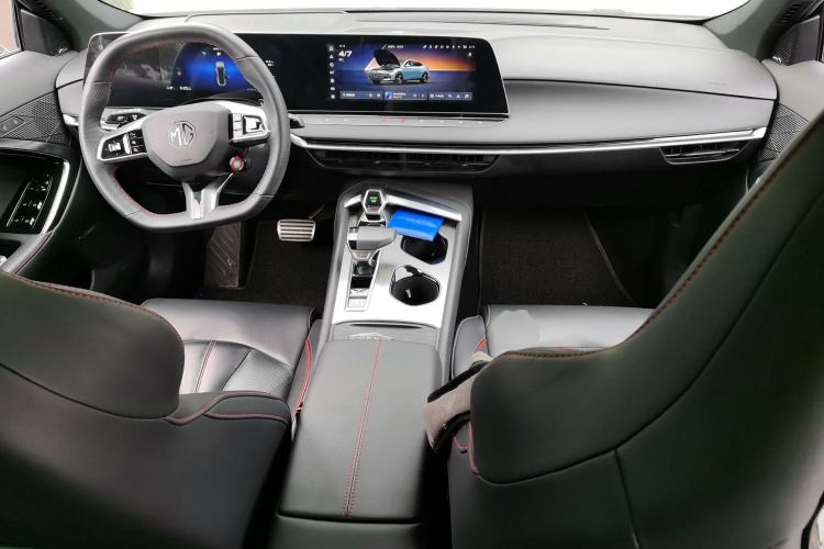 Used MG 7 2023 2.0T Automatic Trophy+ Ignition Glory Edition Center Console