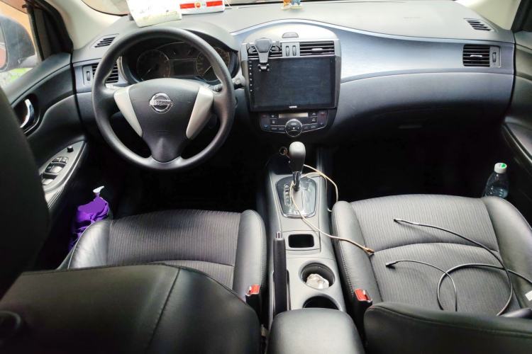 Used Nissan Tiida 2014 1.6L CVT Smart Model Center Console