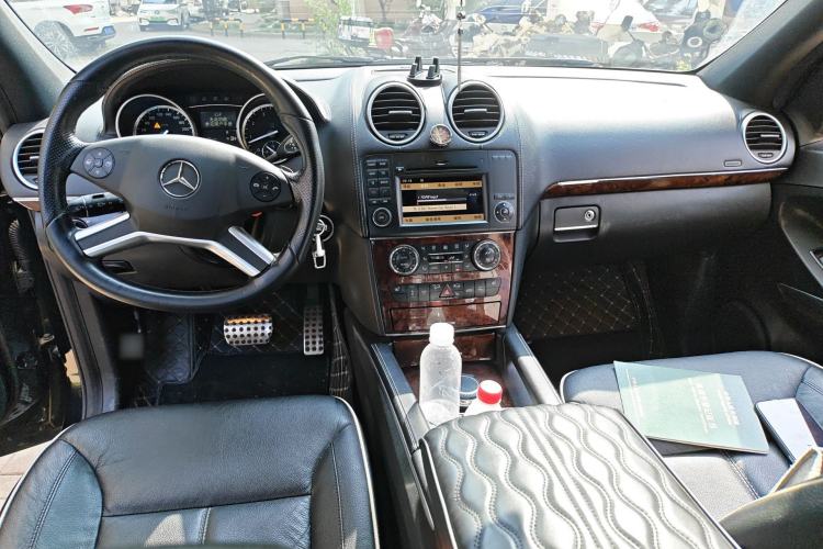 Used Mercedes-Benz M-Class 2010 ML 350 4MATIC Luxury Special Edition Center Console