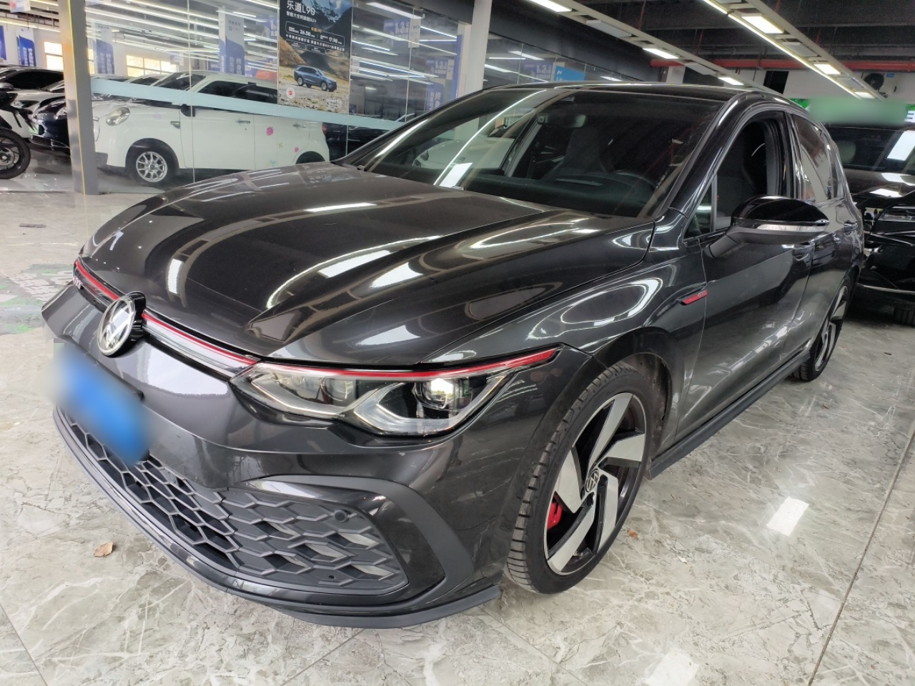 Под передней частью автомобиля