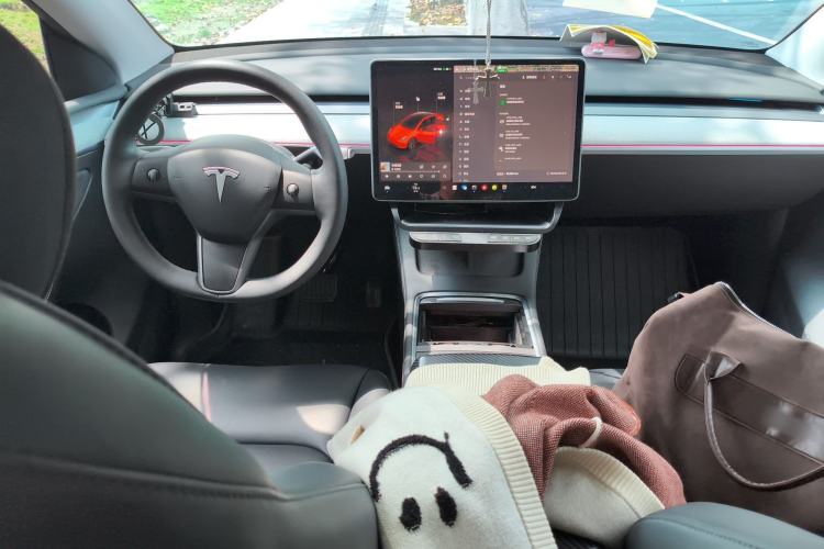 Used Tesla Model Y 2024 Long-Range All-Wheel-Drive Version Center Console