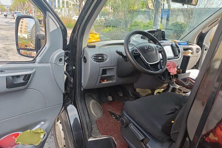 Used SAIC MAXUS Xintu V80 2019 2.5T Classic Model 6-Speed Manual Aotong Long Wheelbase Mid-Height 7-Seater