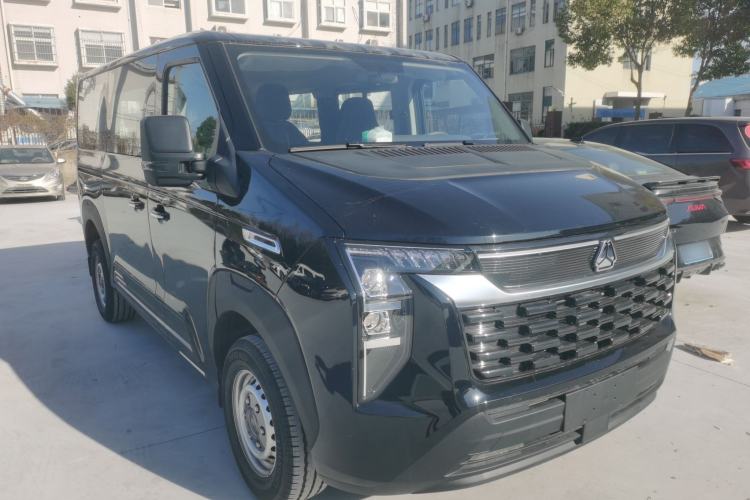 Used Sinotruk Pioneer V 2024 Multi-Function Version 2.0T Automatic Short Wheelbase Low Roof