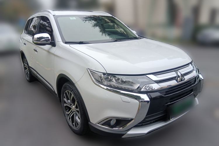 Used Mitsubishi Outlander 2018 2.4L 4x4 Prestige Edition 7 Seats Front Right 45 Deg