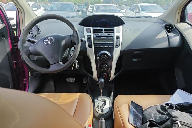 Used Toyota Yaris 2011 1.6E Automatic Charm Edition Center Console