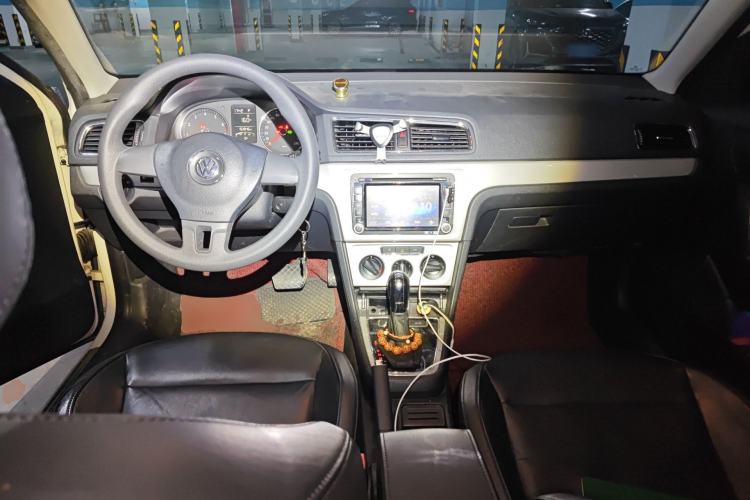 Used Volkswagen Gran Lavida 2013 1.6L Automatic Comfort Model Center Console