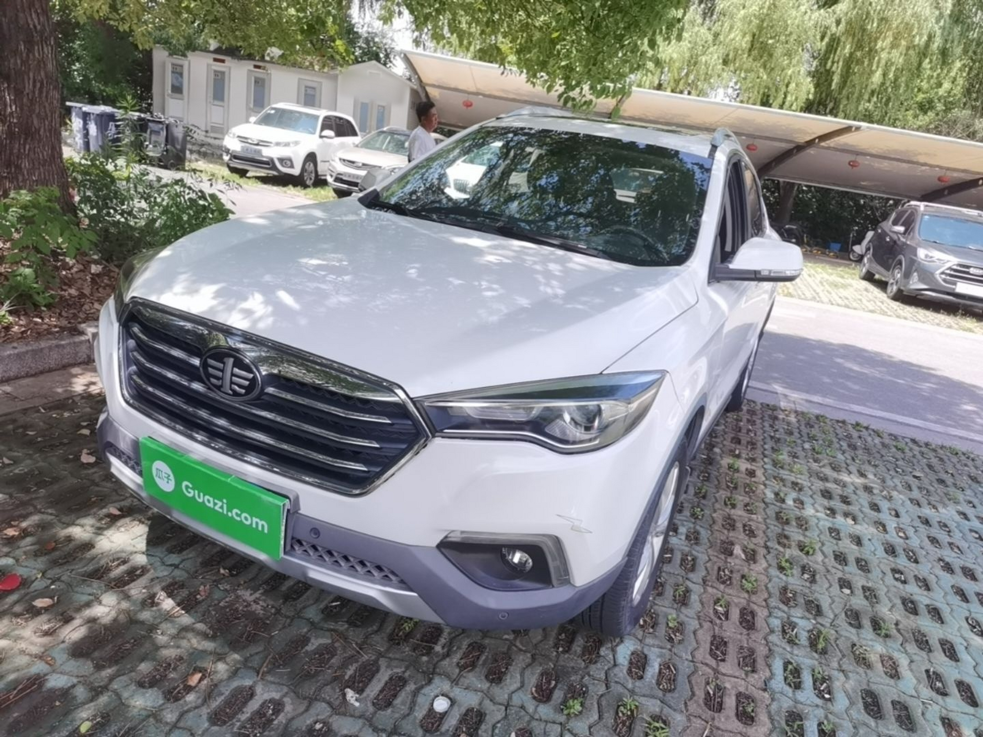 Под передней частью автомобиля