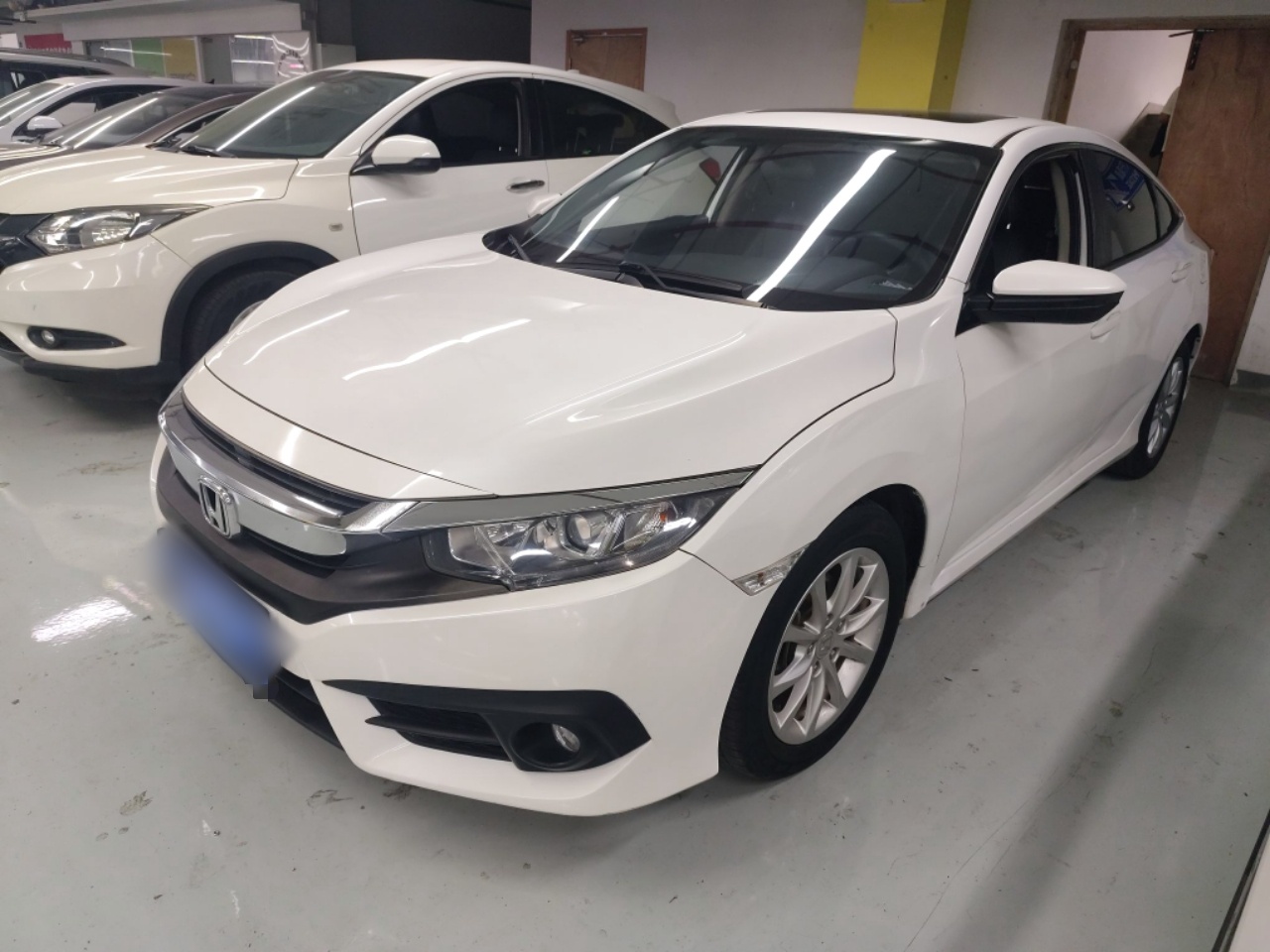 تحت مقدمة السيارة