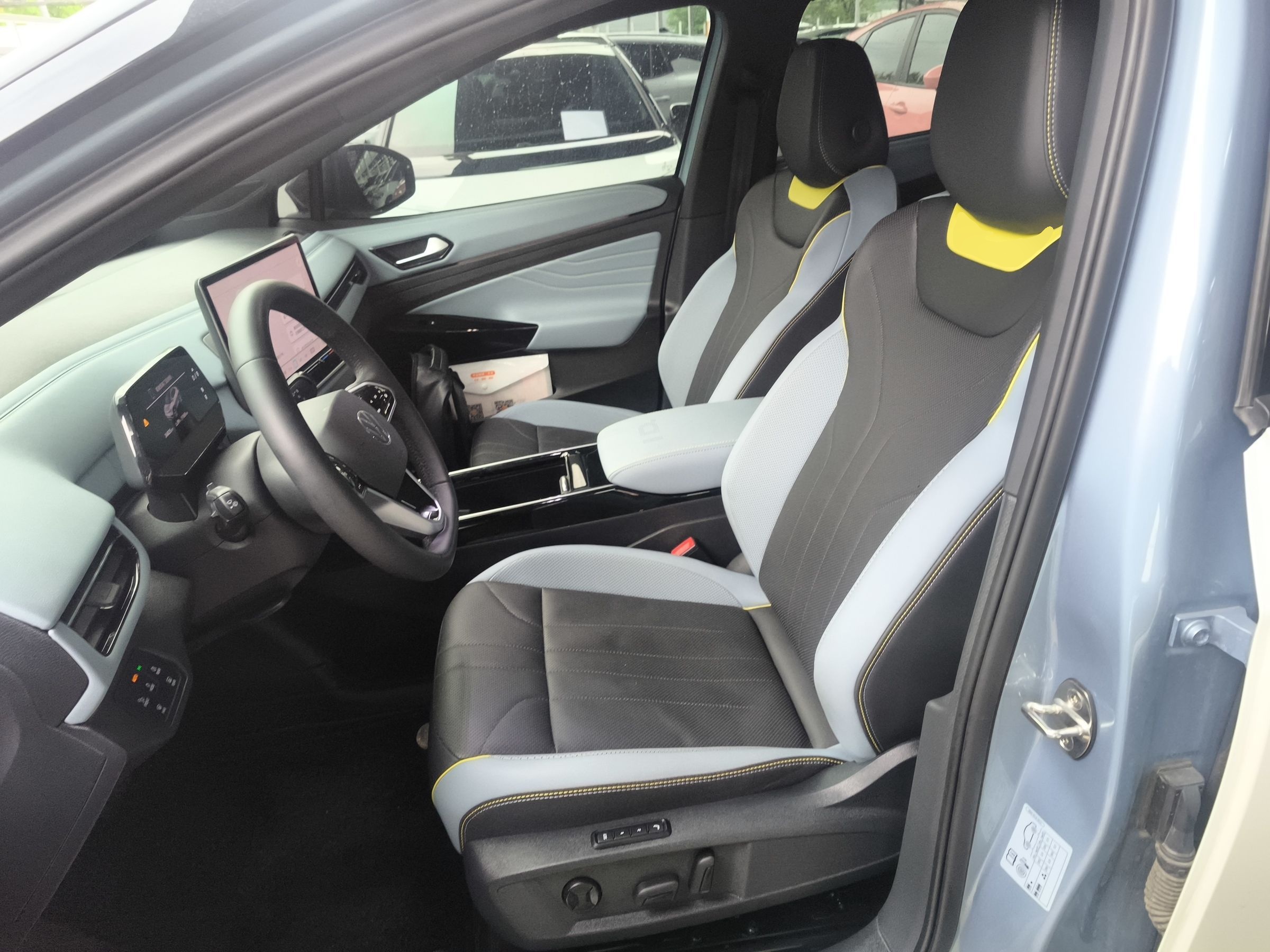 المقاعد الأمامية داخل السيارة