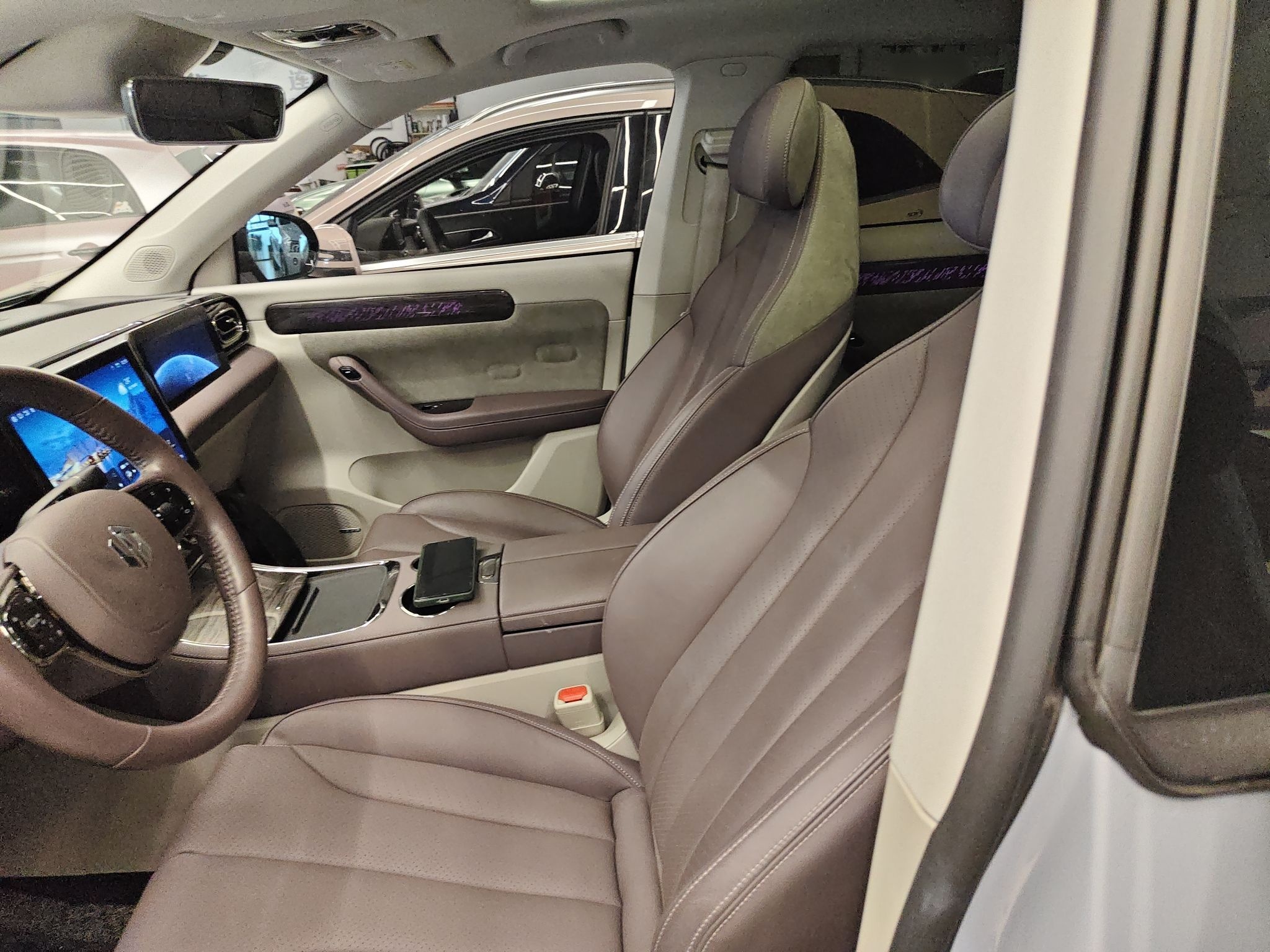 المقاعد الأمامية داخل السيارة