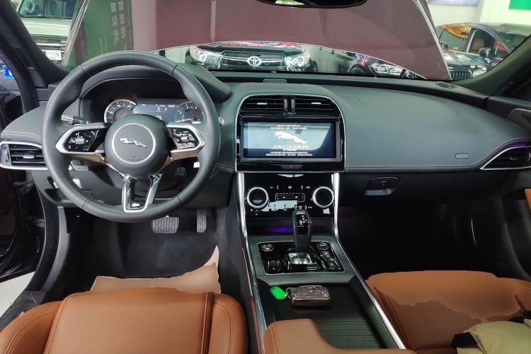 Used Jaguar XEL 2020 2.0T 200 PS R-DYNAMIC S Advanced Sport Edition Center Console