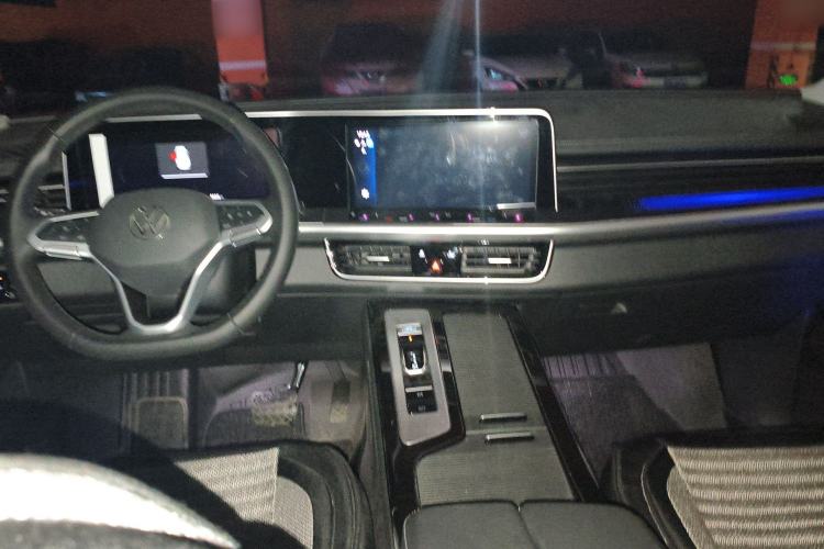 Used Volkswagen Tavendor 2024 330TSI Luxury Touring - All-Inclusive Edition Center Console