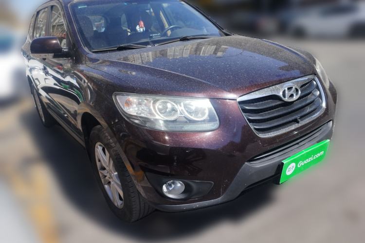 Used Hyundai Santa Fe Classic 2011 2.4 Comfort Edition 7-Seater Two-Wheel Drive Front Right 45 Deg