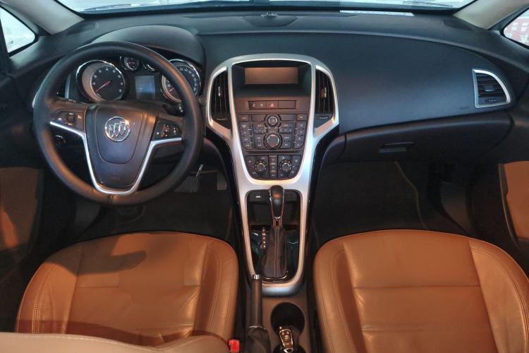 Used Buick GT 2013 GT 1.8L Automatic Fashion Edition Center Console