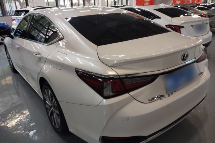 Used Lexus ES 2020 300h Premier Edition
