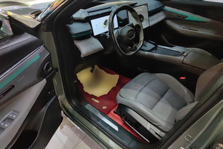 Used Lynk & Co 08 EM-P 2023 220 km Limited-Time Edition
