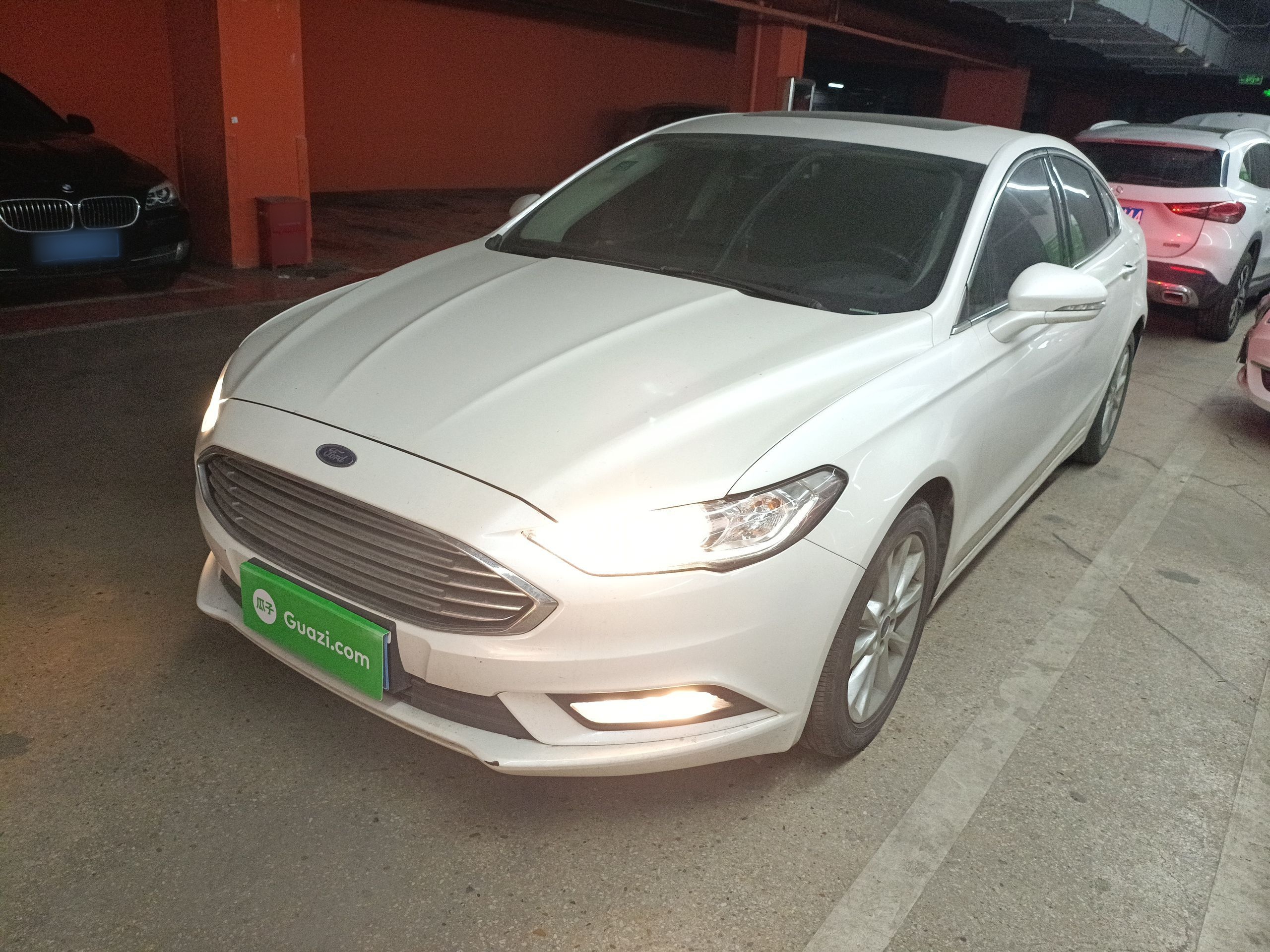 تحت مقدمة السيارة