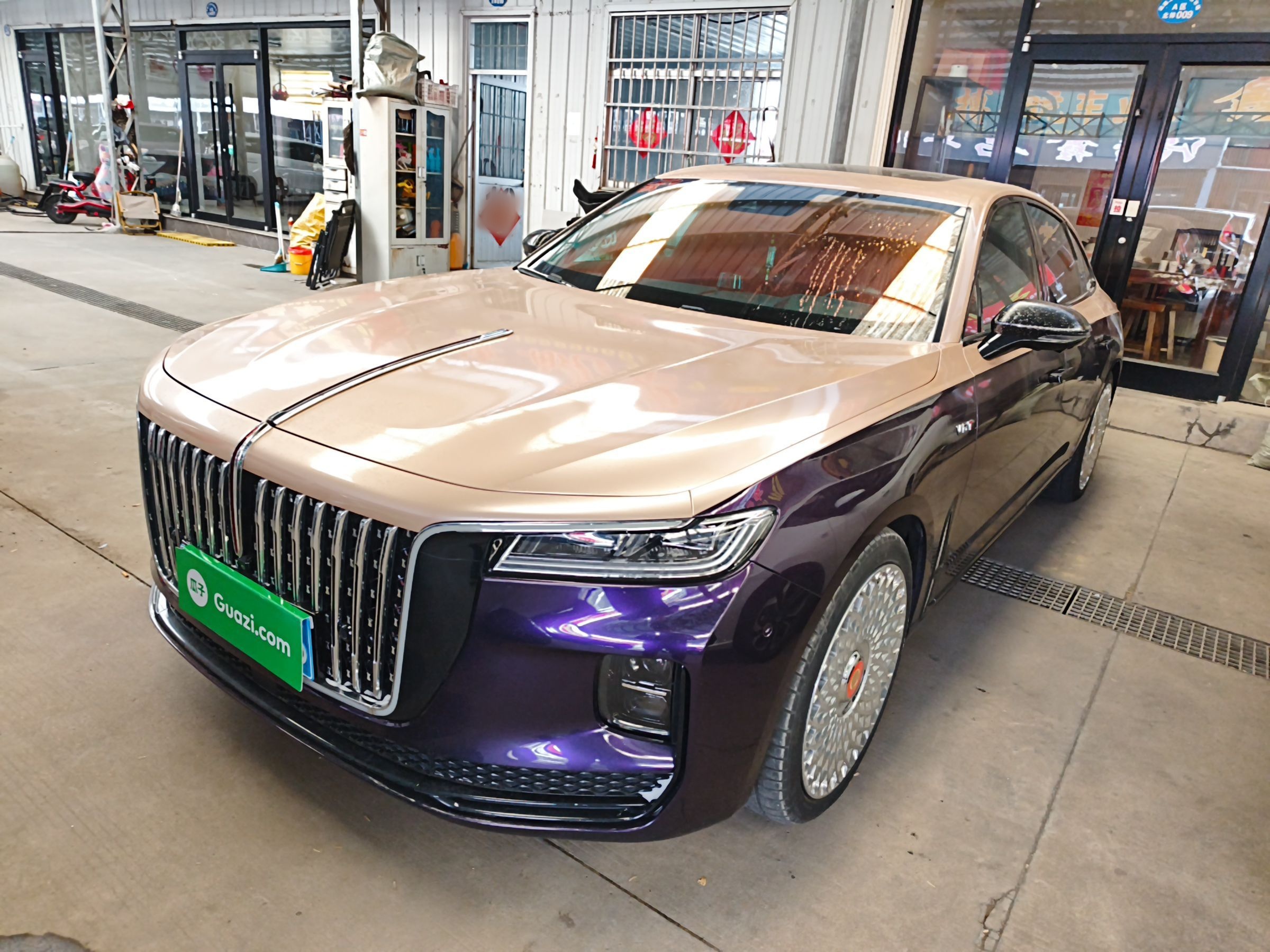 تحت مقدمة السيارة