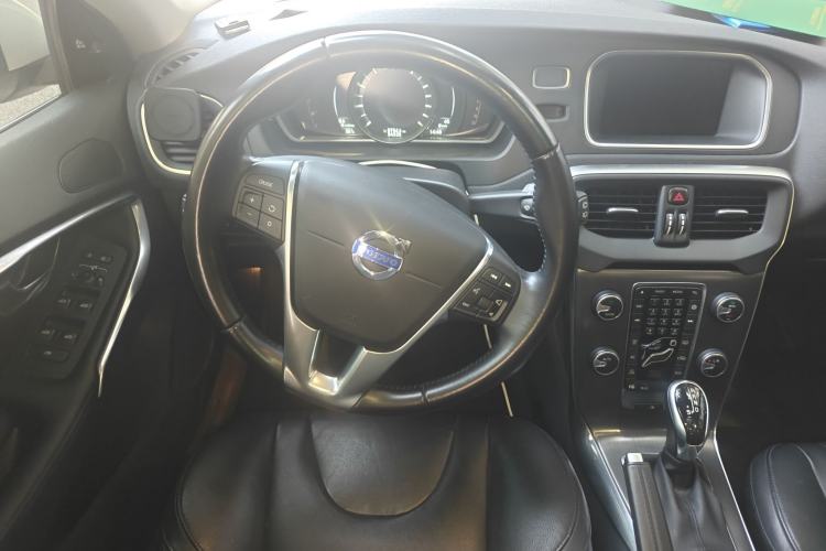 Used Volvo V40 2016 T4 Smart Luxury Edition
